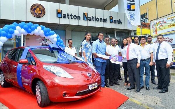 Buddhika Kumara, an e-banking customer at HNB Athurugiriya wins a brand new Nissan Leaf as part of HNB’s online banking rewards system in Sri Lanka