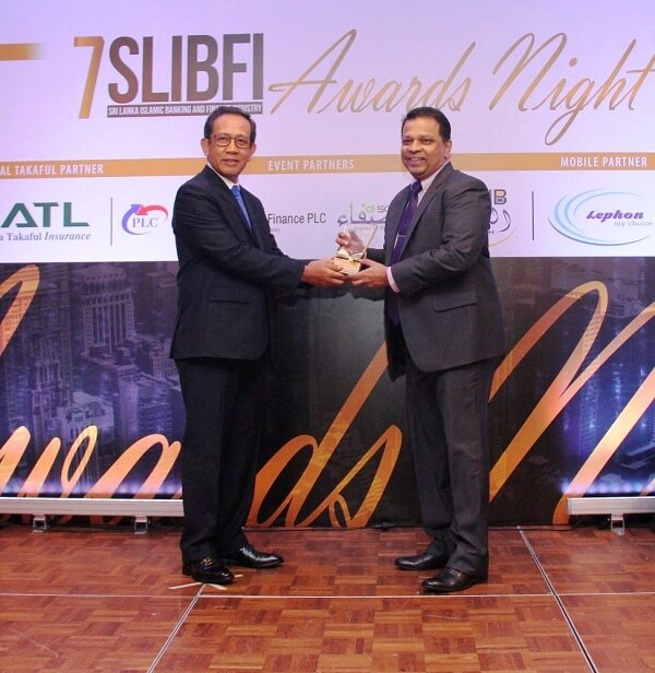 Ambassador for Indonesia, I Gusti Ngurah Ardiyasa presenting the Gold Award for 2017 Best Islamic Banking “Entity of the Year” to HNB Managing Director/CEO, Jonathan Alles