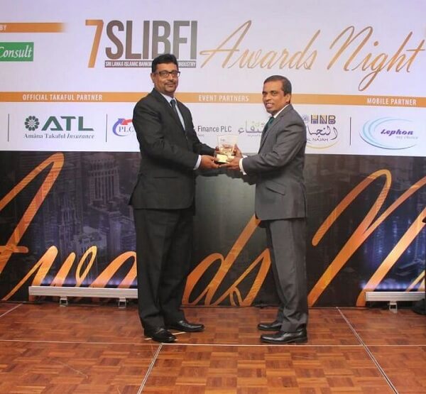 Principal, KPMG, Suresh Perera, presenting the Gold Award for 2017 Best Islamic Banking ‘Window Unit of the year” to HNB Assistant General Manager, Islamic Banking, Hisham Ally.
